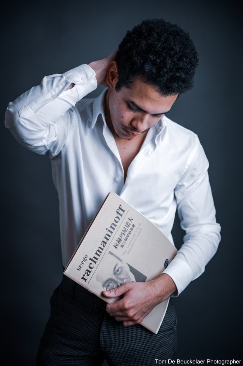 Manuel Sanguino holding the score of Rachmaninoff's Piano Concerto No. 3